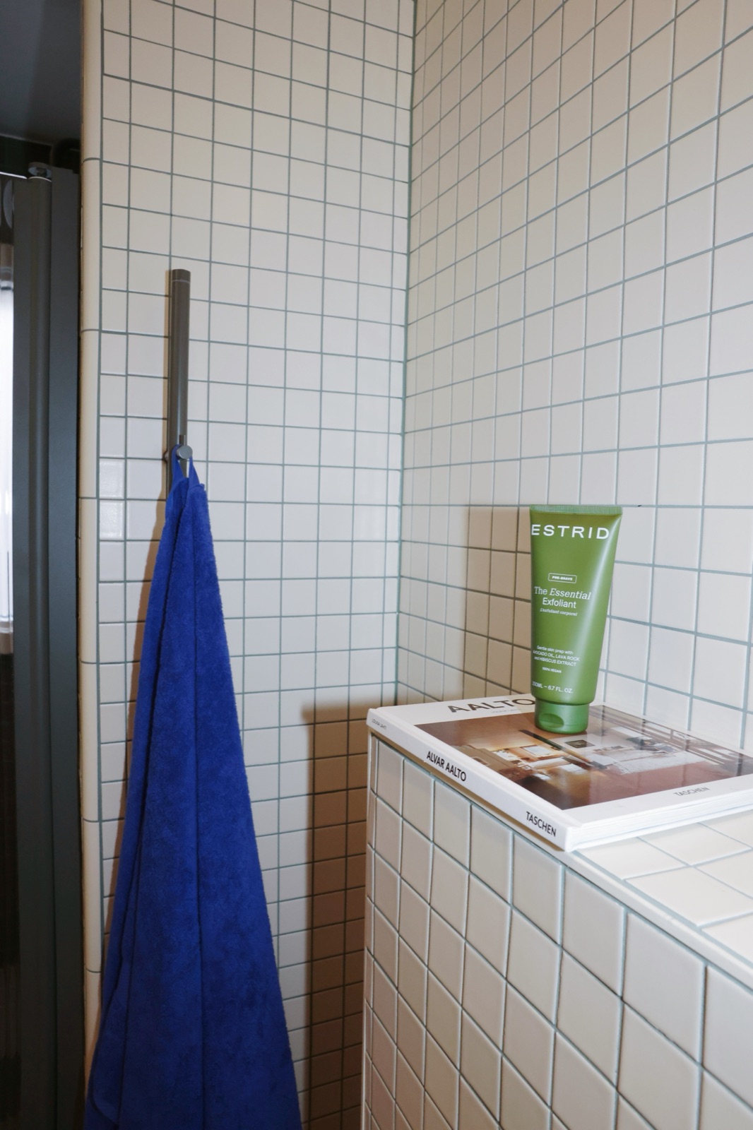 Villa Hovås — Grönt marmorbadrum och mässing vinkel 5
