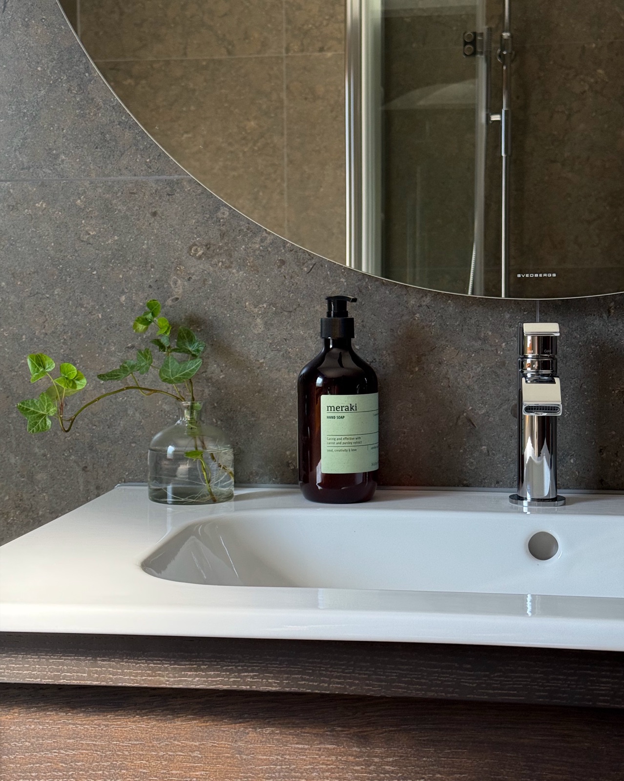 Örgryte — Minimalistiskt spa med rund spegel detalj