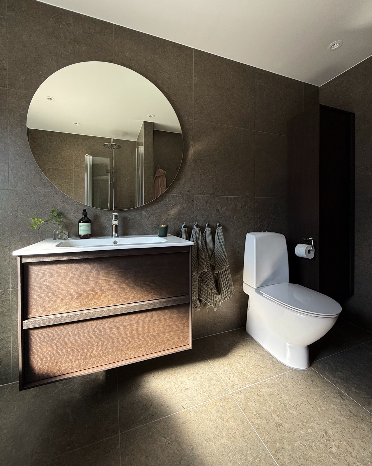 Örgryte — Minimalistiskt spa med rund spegel vinkel 5
